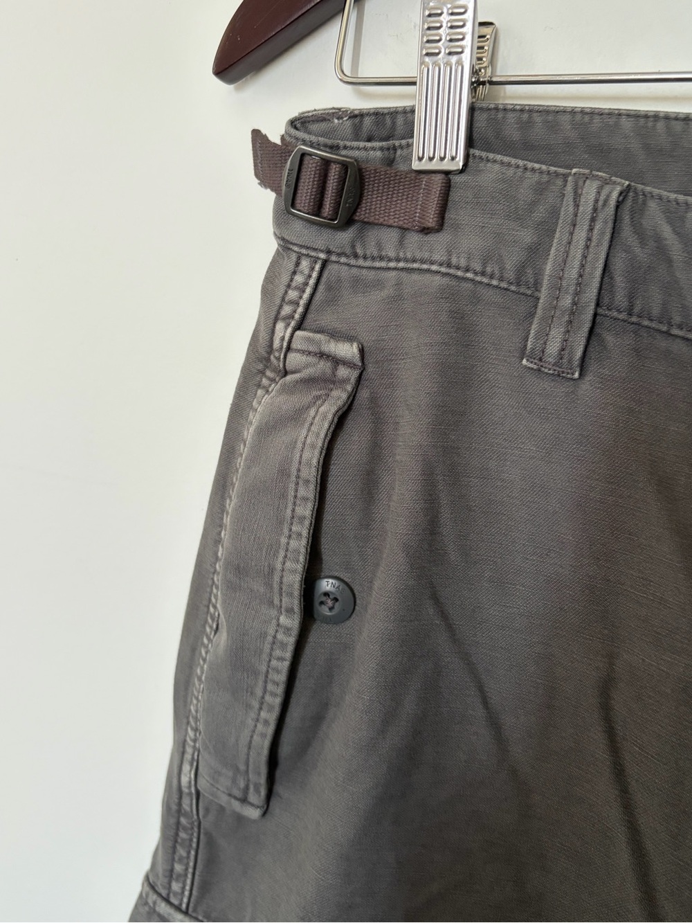 Aritzia TNA - Supply Cargo Pant in Lived-in Coal Grey - 0 - Picture 6 of 15